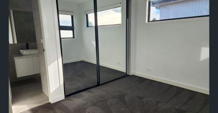 Townhouse in excellent location - double lug - Photo 4