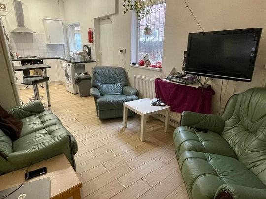 5 bedroom private hall to rent - Photo 1