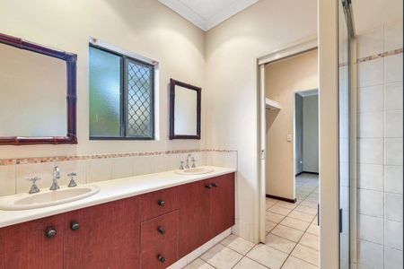 STUNNING FAMILY HOME WITH LARGE POOL - DURACK - Photo 3