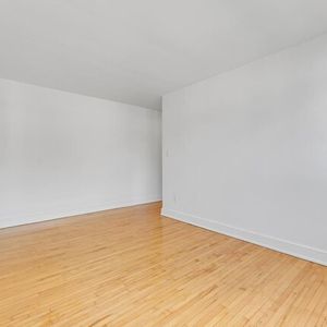 389-401 Yonge Street Apartments - Photo 2