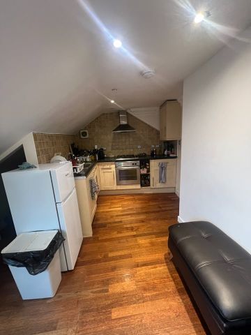 Room in a Shared Flat, Couples Allowed, SE10 - Photo 3