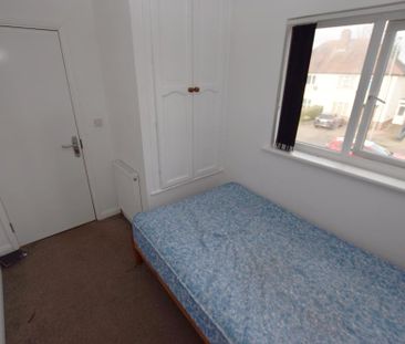 5 bedroom semi-detached house to rent - Photo 3