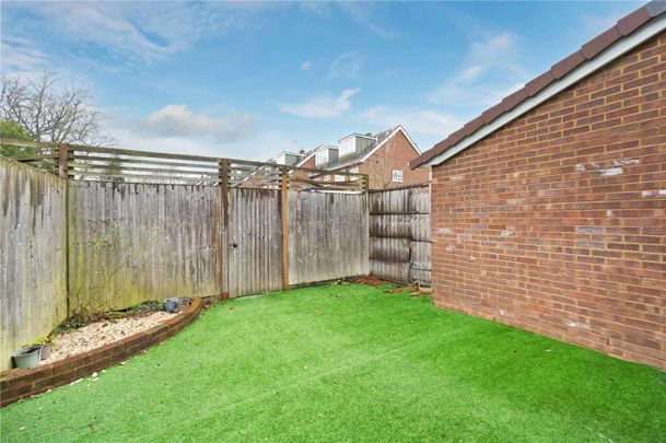 Four bedroom home with accommodation over three floors, located in a popular cul- de- sac just 0.2 miles from Walton on Thames Station. - Photo 1