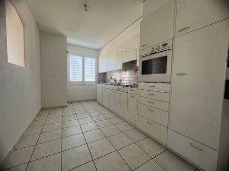 BEL APPARTEMENT DE 4 PIECES, EN SINGINE - Foto 3