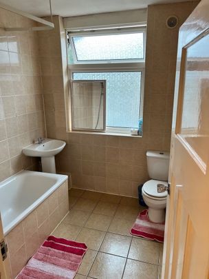 Room in a Shared House, Constance Road, CR0 - Photo 1