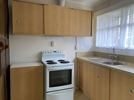 Papatoetoe brick and tile 2 bedroom unit - Photo 4
