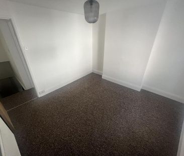 2 bedroom end of terrace house to rent - Photo 5