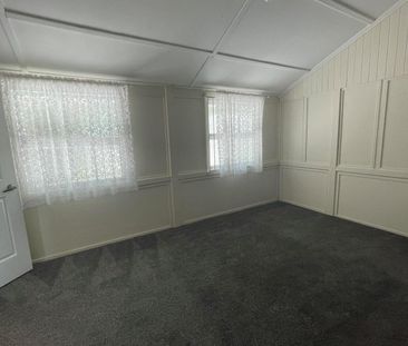 Renovated unit, closed to everything! - Photo 2