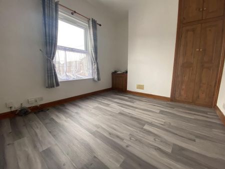 3 bedroom end of terrace house to rent - Photo 2