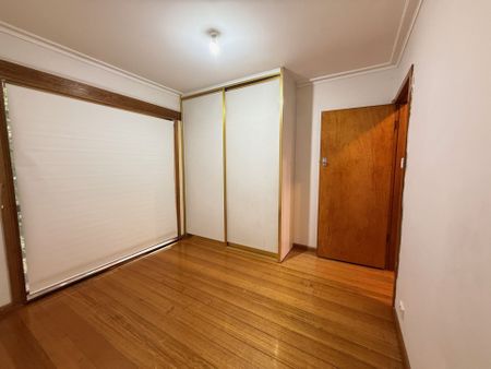 Delightful 3 Bedroom Home - Photo 3