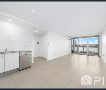 Tile Floor 2 Bedroom Apartment, Superb Central Location! - Photo 1