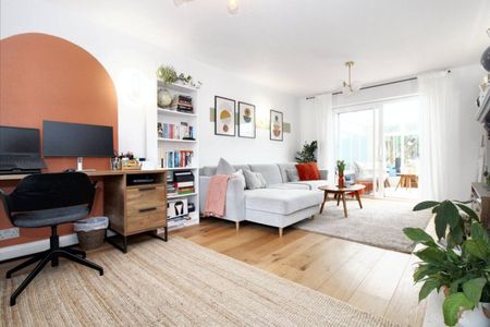 Broadwater Crescent, Stevenage, Hertfordshire - Photo 3