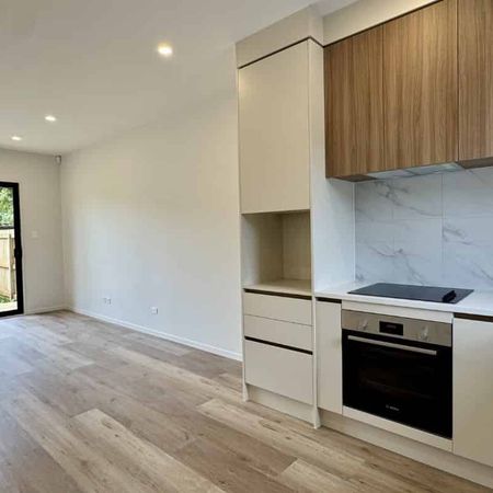 Stylish & Simple Living – Māngere Bridge at Its Best - Photo 3