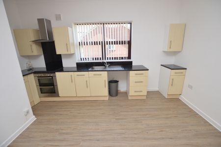 2 Bedroom FIrst Floor Flat - Photo 2