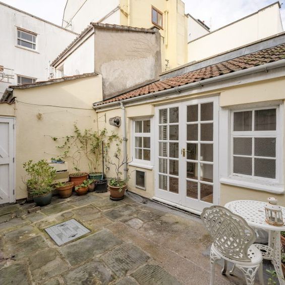 3 Bed Flat - Photo 1