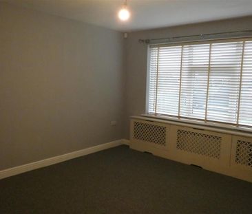 3 bedroom semi-detached bungalow to rent - Photo 4