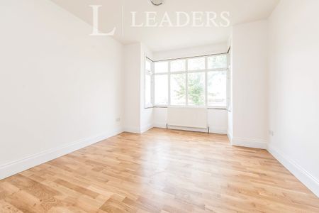 4 bedroom bungalow to rent Park Road, CO15 - Photo 2