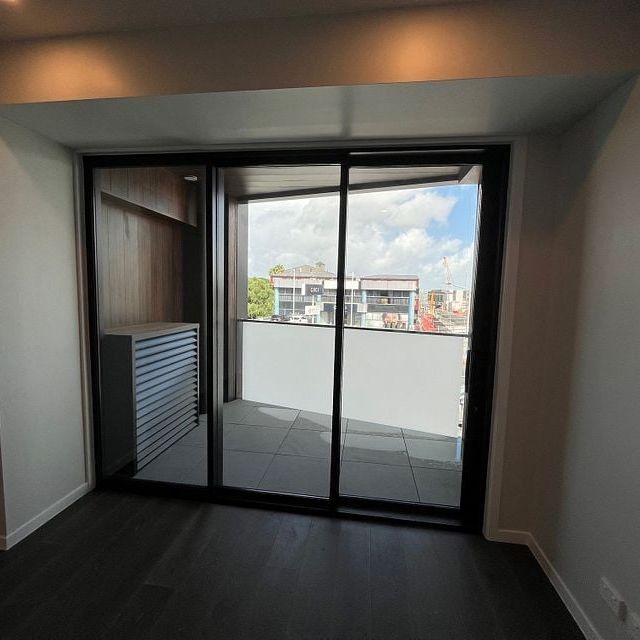 New modern & sunny 2brm apartment in One Enfield - Photo 1