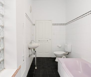 Spacious Character Home in the heart of Neutral Bay - Photo 3