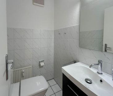 Elegante Wohnung in Top-Lage mit großzügigem Lichteinfall - Photo 3