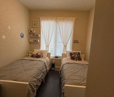 For Lease - 208 Huguenot Road, Oakville, Ontario - Photo 3