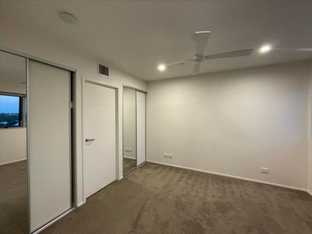 Stylish Top-Floor Apartment in Exclusive Anchorage Apartments - Photo 4