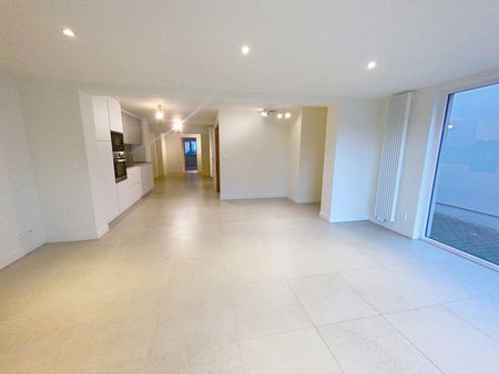 Vernieuwd gelijkvloers appartement met terras en tuin - Photo 5