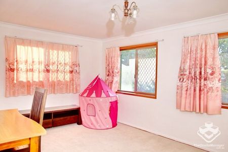 Furnished 4 bedrooms walking to school and shopping centre - Photo 3