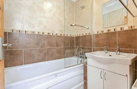 2 Bed Flat, Wanborough Drive, SW15 - Photo 4