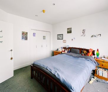 Spacious CBD Apartment - Photo 2