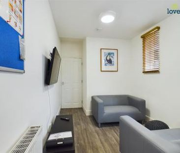 6 bedroom Town house To Let - Photo 5