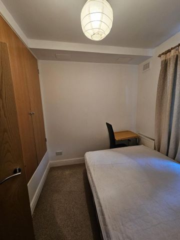 1 bedroom in a flat share to rent - Photo 3