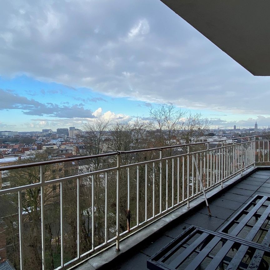 Riant appartement (176m²) met een prachtig zicht over het Citadelpark gelegen nabij het Sint-Pietersstation en de historische binnenstad . - Photo 1