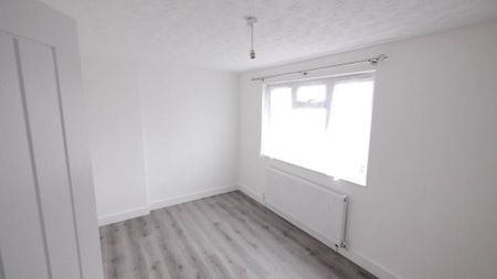 2 bedroom end of terrace house to rent - Photo 4