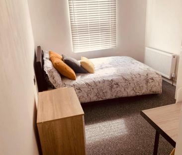 1 bedroom in a house share to rent - Photo 2