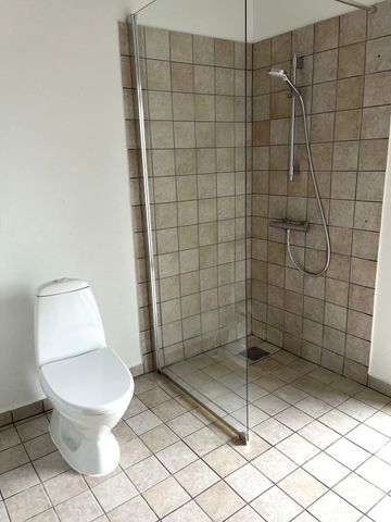 Højloftet og dejlig lys lejlighed, med altaner til begge sider af lejligheden. - Photo 3