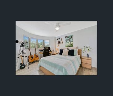 Spacious unit with private rooftop - Photo 5