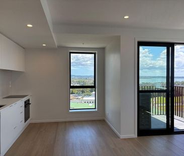 Top floor apartment with Water and City views - Photo 4