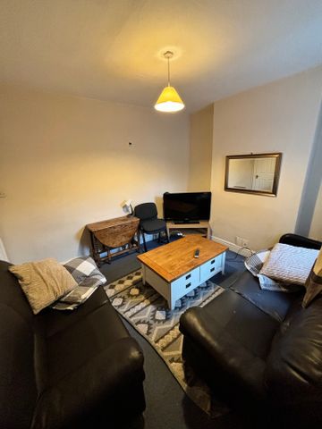 4 Bedroom Mid Terraced House - Photo 2