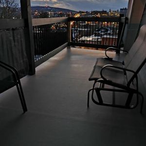 3½ rénové au sommet (vue unique + ensoleillé toute la journée) - Photo 2