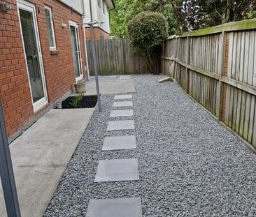 Lovely 3 bedroom townhouse with great parking options! - Photo 4