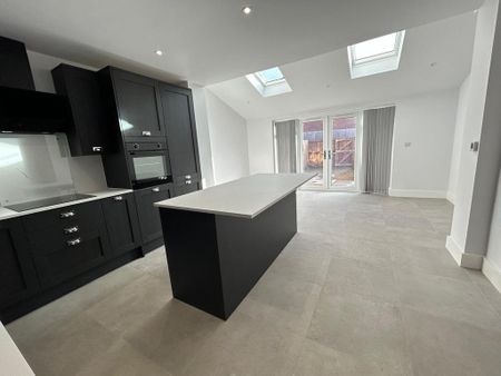 4 bedroom semi-detached house to rent - Photo 4