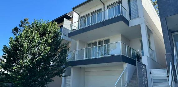 Luxurious Family Home with Designer Finishes & Spacious Living! - Photo 2