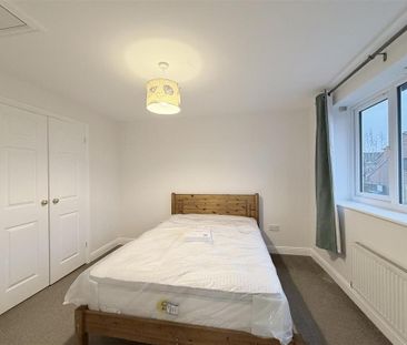 2 bedroom mews to rent - Photo 3