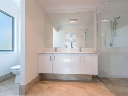 Spacious Family Home in Quiet Tree Lined Street! - Photo 4