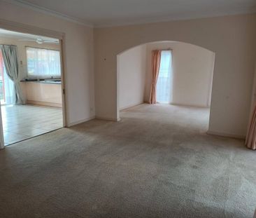 Amazing waterfront family home available now!! - Photo 2