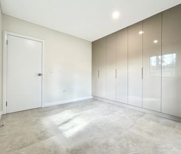 Brand new free-standing home - water bill's included - Photo 3