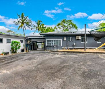 Lovely Quaint Convenient Home with Huge Pool! - Photo 5