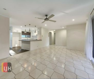 LARGE THREE LOWSET 3 BEDROOM HOME IN WHISPER QUIET PARKLAND LOCATION! - Photo 1