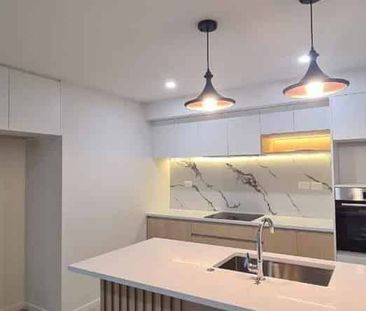 Stunning Four Bedroom Townhouse - Photo 2